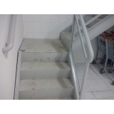 escadas com patamar em corte Vila Dalila